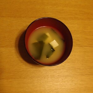 シンプルな豆腐とわかめのお味噌汁